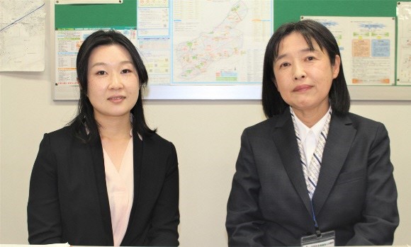 学校長　水野　恵美子（写真：右）研究主任　三浦　沙貴　教諭（写真：左）