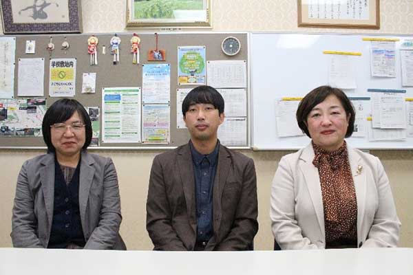 右：校長 木口　敦子先生/左：研修主任 岩﨑　杉子先生/中：4学年担任　田島　大地先生